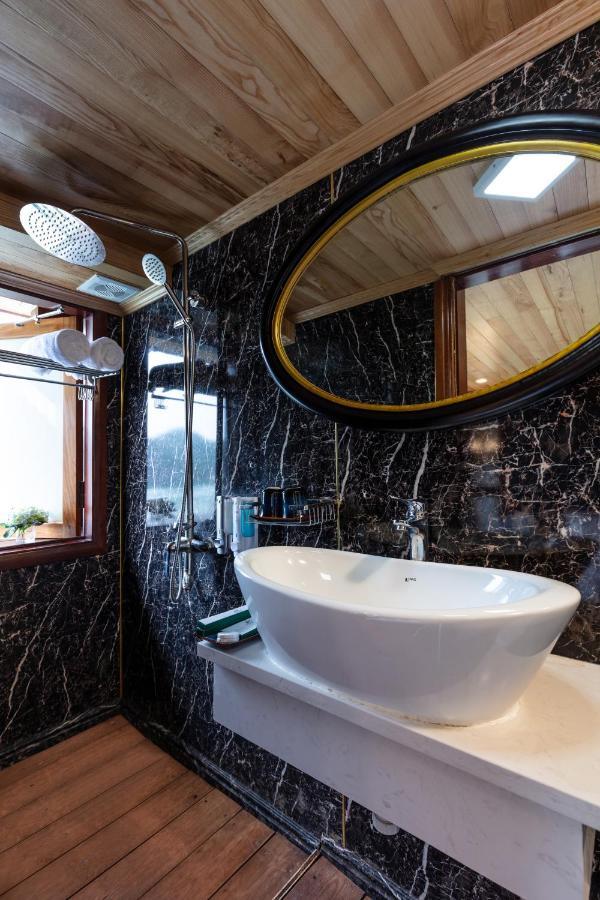 Harmony Boutique Cruises Hotel Ha Long Bagian luar foto